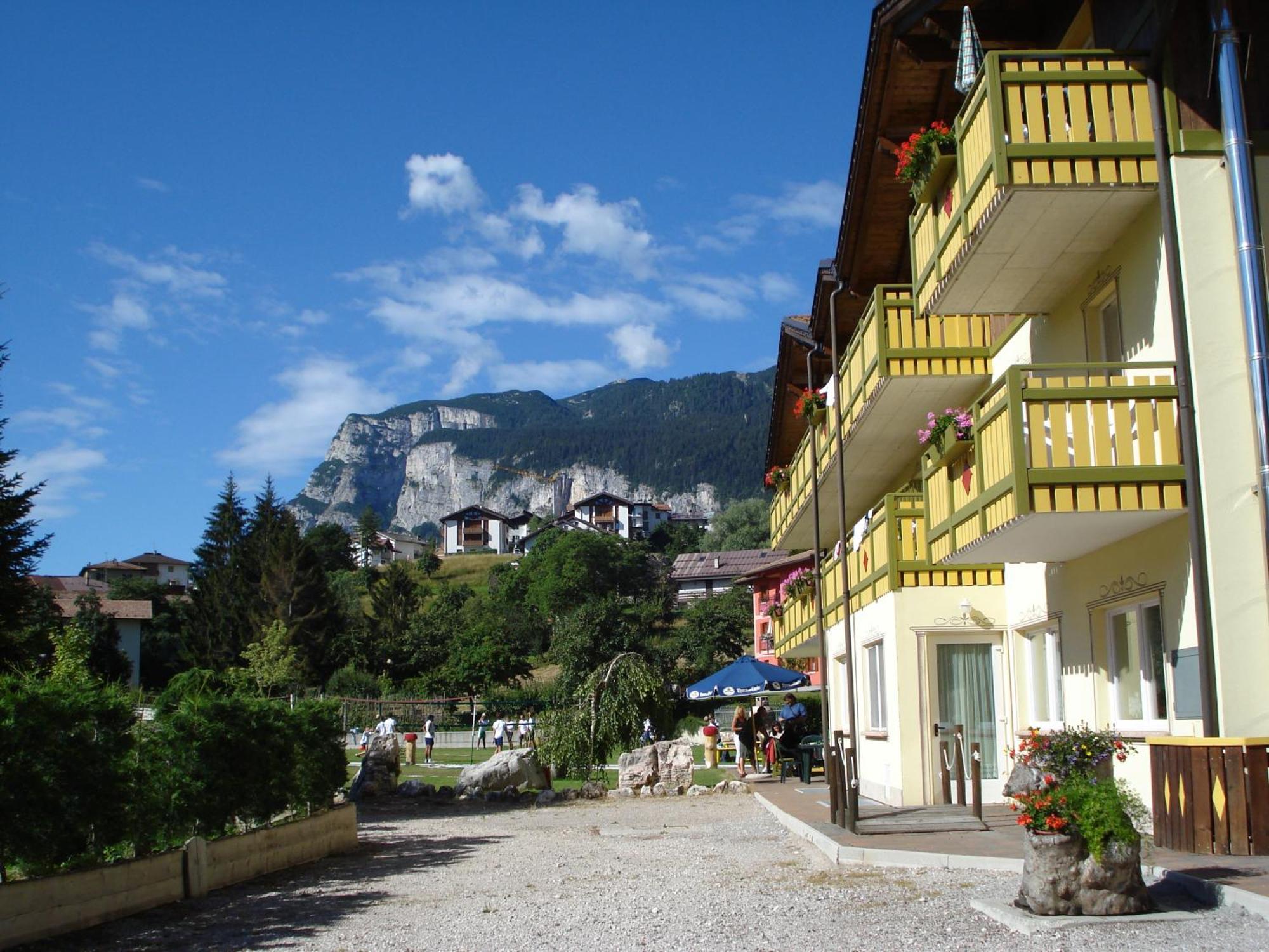 Hotel Garni Relax Fai della Paganella Exteriör bild